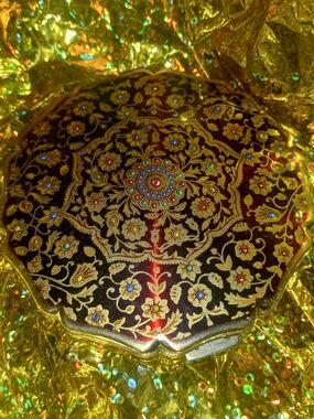 Vintage Classic Gold-Tone Compact Mirror – Elegant Portable Accessory
